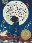 کتاب THE GIRL WHO DRANK THE MOON دختری که ماه را نوشید (زبان اصلی/مات)